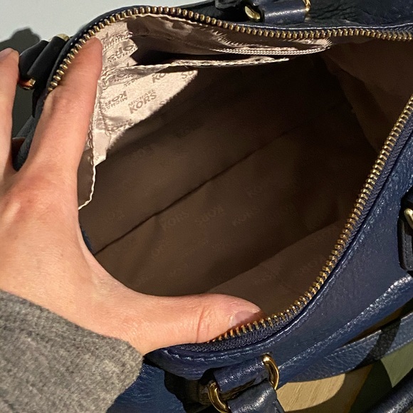 FIRM Michael Kors Fulton Crossbody - Picture 6 of 9